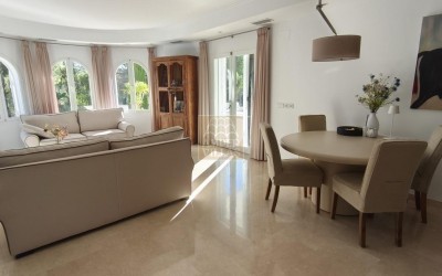 Fantástica villa con piscina climatizada, amplias terrazas y bonitas vistas.